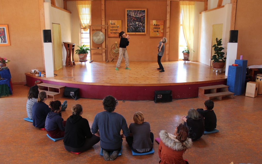 Explorando a criatividade através de um intenso trabalho teatral